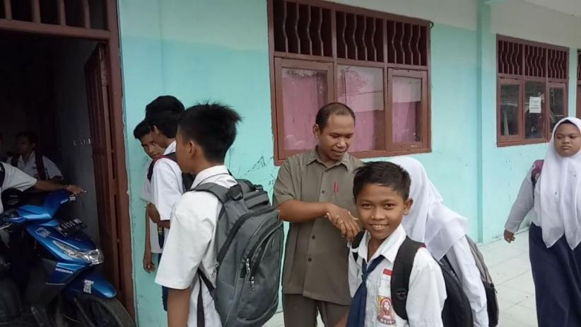 Nur Khalim, Guru yang Ditantang Siswa di Gresik Hanya Digaji Rp450.000