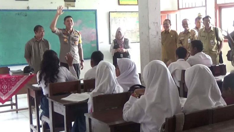 title Siswa SMP Persekusi Guru, Polres Gresik Beri Edukasi Hukum di Sekolah Siswa SMP Persekusi Guru, Polres Gresik Beri Edukasi Hukum di Sekolah