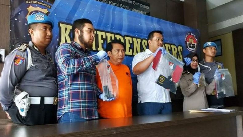title Bawa Pistol dan Ngaku Jenderal, Pengusaha Ditangkap Polisi di Bantul Bawa Pistol dan Ngaku Jenderal, Pengusaha Ditangkap Polisi di Bantul