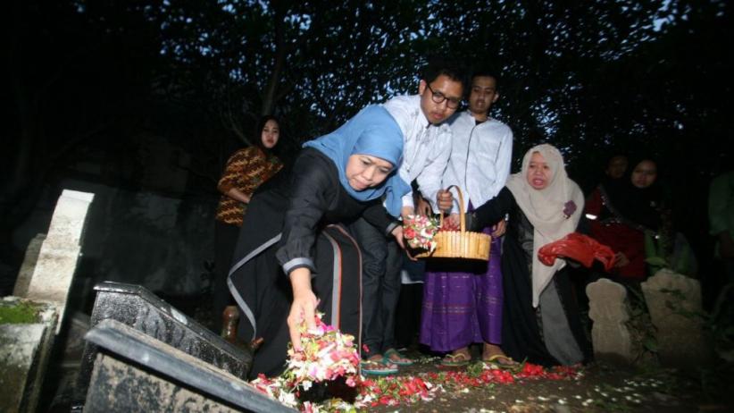 title Jelang Pelantikan, Khofifah Ziarah ke Pusara Suami dan Kedua Orang Tua Jelang Pelantikan, Khofifah Ziarah ke Pusara Suami dan Kedua Orang Tua