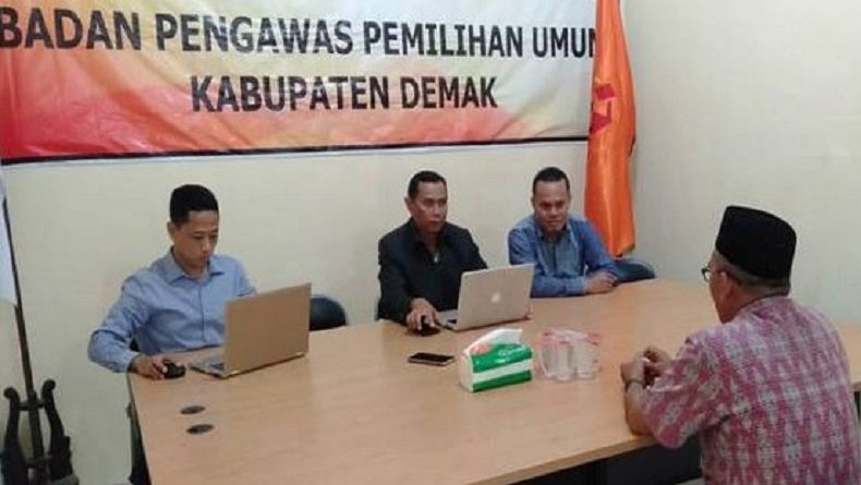 title Bawaslu Cecar Bupati Demak dan Wakilnya soal Deklarasi Dukung Capres Bawaslu Cecar Bupati Demak dan Wakilnya soal Deklarasi Dukung Capres
