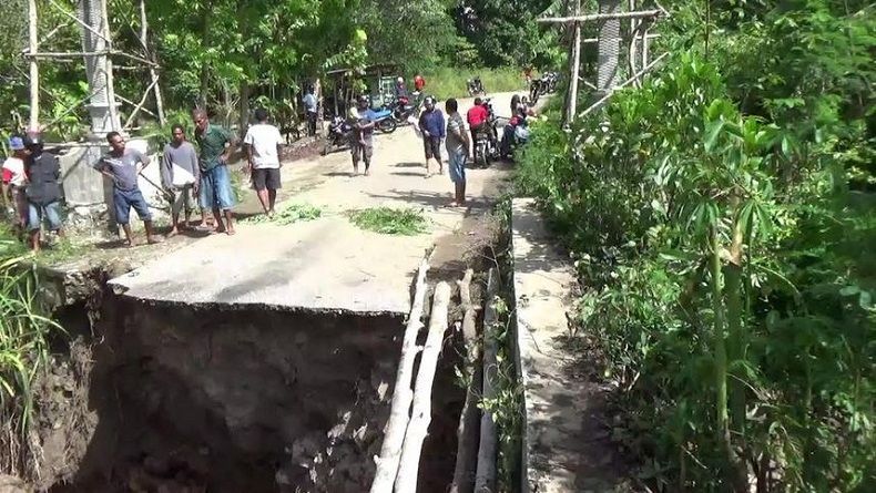 title Jembatan Putus Diterjang Banjir, Akses Kefamenanu-Wini Lumpuh Total Jembatan Putus Diterjang Banjir, Akses Kefamenanu-Wini Lumpuh Total