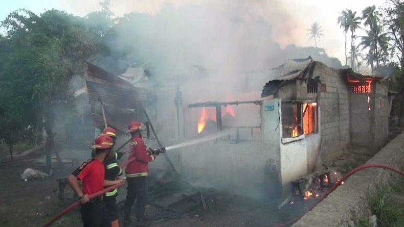 Kompor Gas Meledak, Rumah Berpenghuni 7 KK Terbakar di Padang