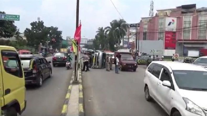 Sopir Diduga Mabuk, Mobil Travel Sarat Penumpang Terbalik di Bandung