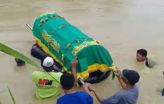 Viral Keranda Mayat Dihanyutkan Warga di Sungai Lamong Gresik