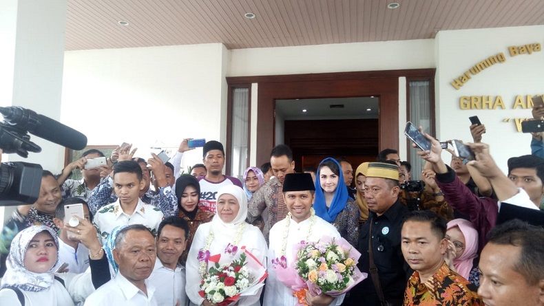 title Gerimis Iringi Kedatangan Khofifah dan Emil Dardak di Bandara Juanda Gerimis Iringi Kedatangan Khofifah dan Emil Dardak di Bandara Juanda