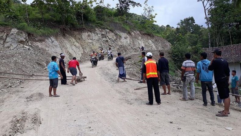 title Protes Jalan Rusak, Warga 3 Pedukuhan Kulonprogo Tutup Jalur Tambang Protes Jalan Rusak, Warga 3 Pedukuhan Kulonprogo Tutup Jalur Tambang
