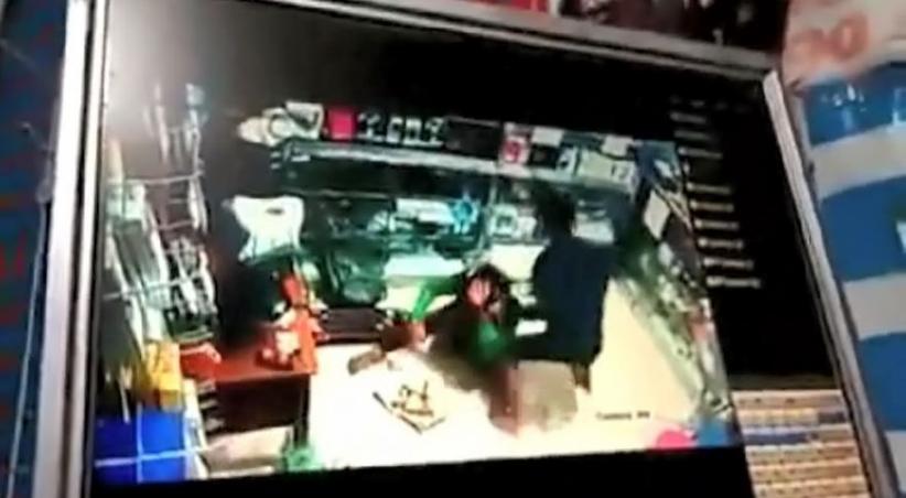 Viral, Perempuan Penjaga Konter HP Dipukuli Pacar hingga Babak Belur