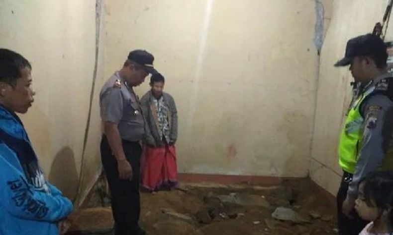 Tanah Bergerak, Ruang Tamu Rumah Warga Wonosobo Ambles 1,5 Meter