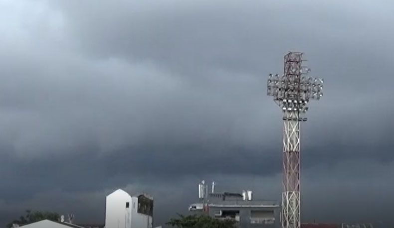 title Awan Berbentuk Gelombang Tsunami di Langit Makassar Gegerkan Warga Awan Berbentuk Gelombang Tsunami di Langit Makassar Gegerkan Warga