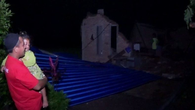 Rumah Warga Kediri Ambruk Diterpa Puting Beliung, Ibu dan Anak Terluka