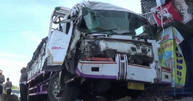 Bus Tabrak Truk Tronton di Aceh Besar, Belasan Penumpang Luka-luka