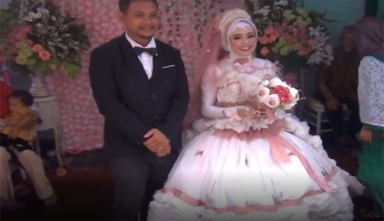 Unik Pengantin Di Pati Kenakan Gaun Berbahan Limbah Kantong Plastik 4600