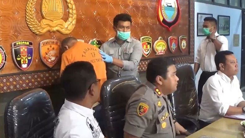 title Anak Bunuh Ibu Angkat dengan Menggantungnya di Pohon Cokelat Anak Bunuh Ibu Angkat dengan Menggantungnya di Pohon Cokelat