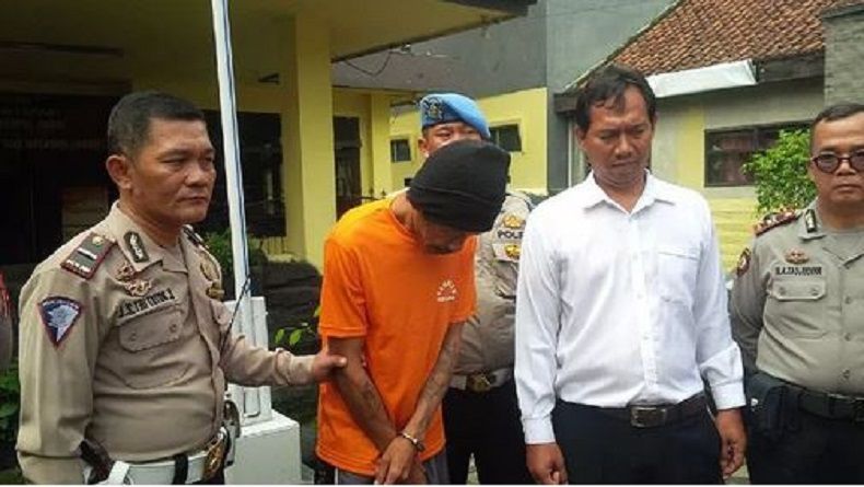 Pemulung Bacok Pengendara Motor hingga Kritis di Bandung