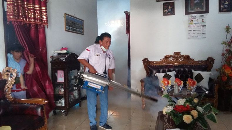title 9 Warga Jadi Korban DBD, Caleg Perindo Fogging Ratusan Rumah di Manado 9 Warga Jadi Korban DBD, Caleg Perindo Fogging Ratusan Rumah di Manado