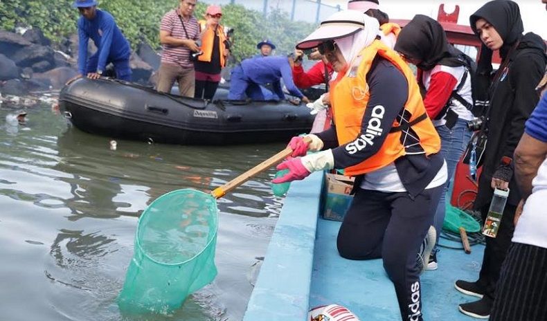 Deklarasi Laut Bersih di Manado, Istri Kapolri Ikut Angkat Sampah