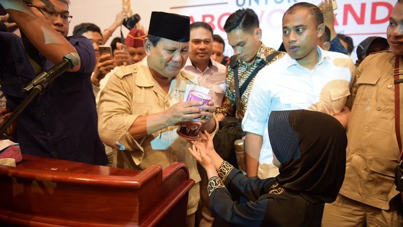 Ketika Prabowo Menahan Tangis Haru Usai Terima Hadiah dari Siswi SD
