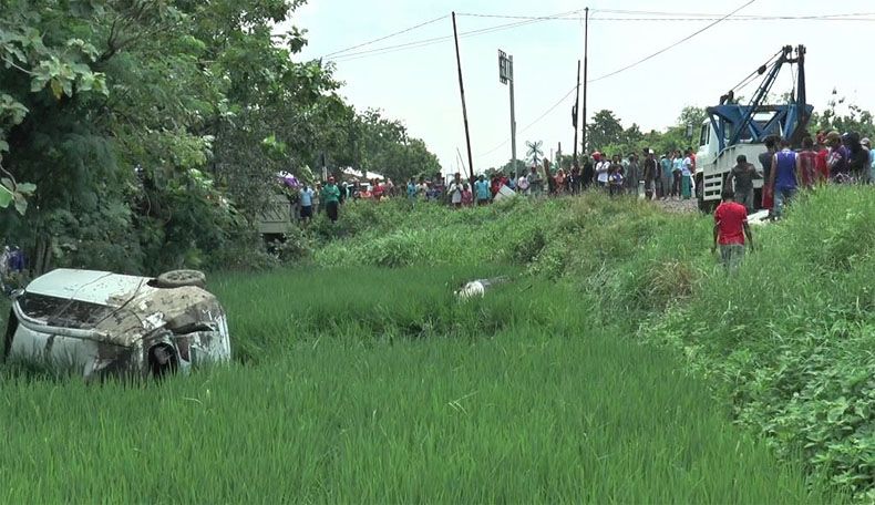 KA Kaligung Tabrak Avanza hingga Terbelah 2 di Kendal, 3 Orang Luka