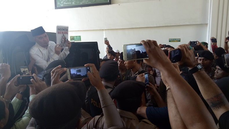 Tiba di PN Surabaya, Ahmad Dhani Acungkan Majalah Indonesia Menang