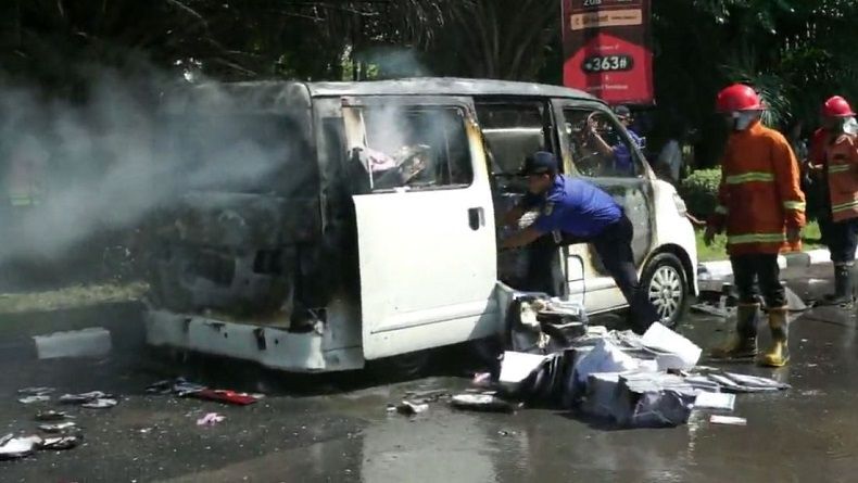 Mobil Bermuatan Ribuan Kertas Undangan Terbakar di Jalan Pantura Demak