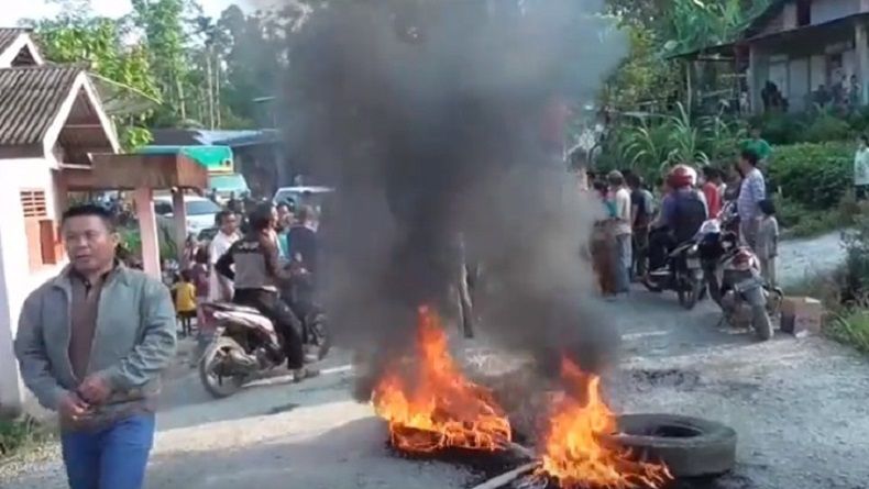 Perbaikan Jalan Tak Kunjung Rampung, Warga Nias Blokir Jalan