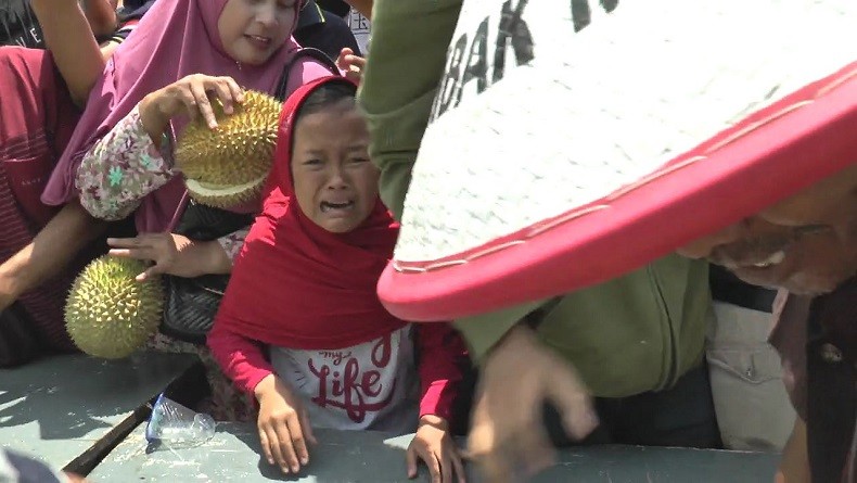 Festival Durian di Kendal Ricuh, Ratusan Warga Berebut Gunungan