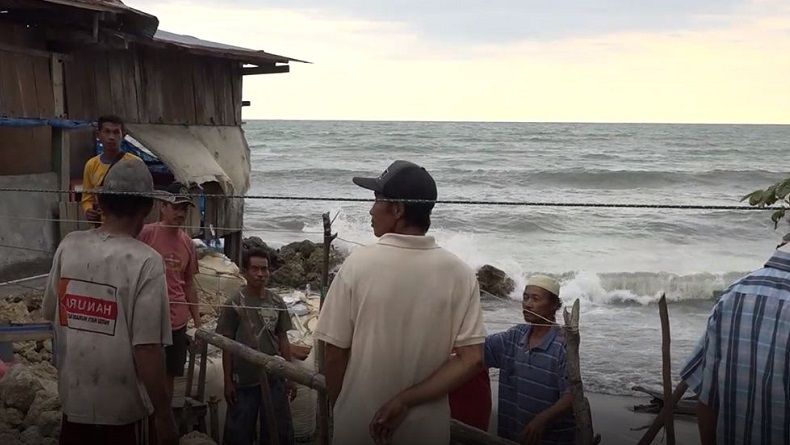 Diterjang Ombak Tinggi, Rumah Warga di Pantai Pasangkayu Ambruk