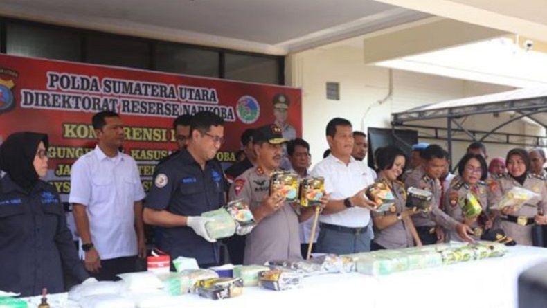title Tangkap 3 Kurir Narkoba, Polisi Sita Sabu 33,5 Kg dan 13.500 Ekstasi Tangkap 3 Kurir Narkoba, Polisi Sita Sabu 33,5 Kg dan 13.500 Ekstasi
