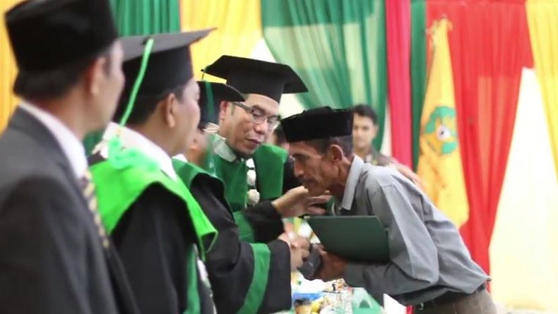 Mengharukan, Seorang Ayah di Aceh Ikuti Wisuda Putrinya yang Meninggal