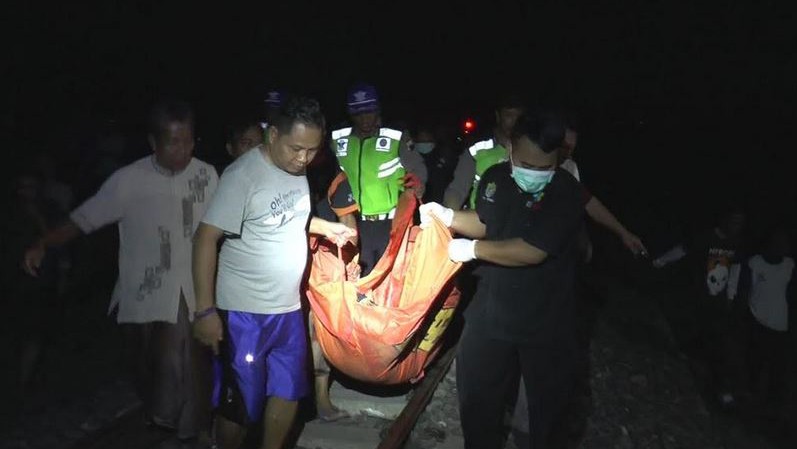 Asyik Dengar Lagu dan Main HP, Pemuda di Kendal Tewas Tersambar Kereta