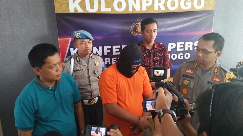 title Baru 3 Bulan Bebas, AW Ditangkap karena Cetak Uang Palsu Baru 3 Bulan Bebas, AW Ditangkap karena Cetak Uang Palsu