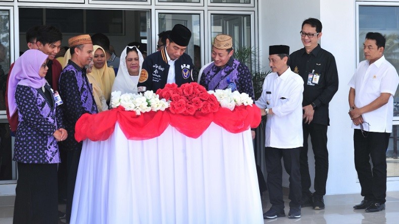 Naik Bentor Bareng Iriana, Jokowi Resmikan Rusunawa UMG