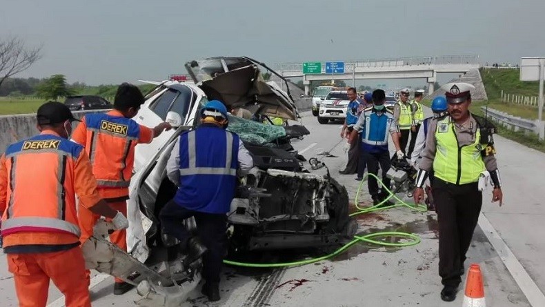 Fortuner Tabrak Truk di Jalan Tol Madiun-Surabaya, 3 Korban Tewas