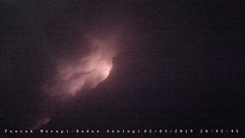 Gunung Merapi Luncurkan Awan Panas Guguran 1.350 Meter ke Kali Gendol
