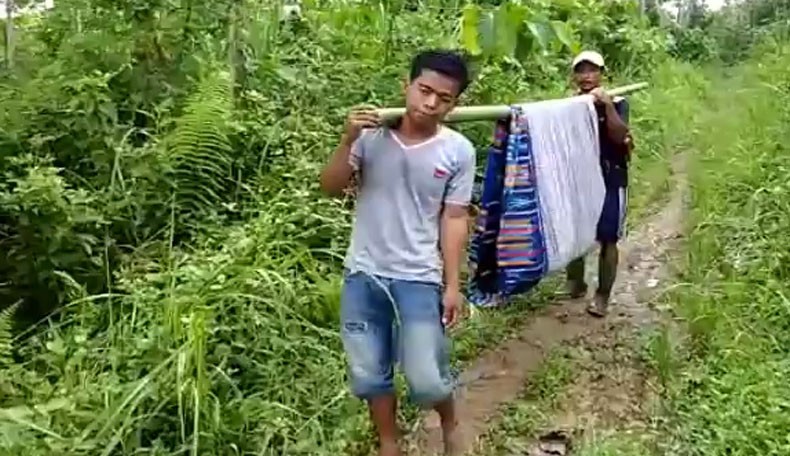 Tak Ada Akses Jalan, Warga Pandeglang Tandu Pasien dengan Kain Sarung