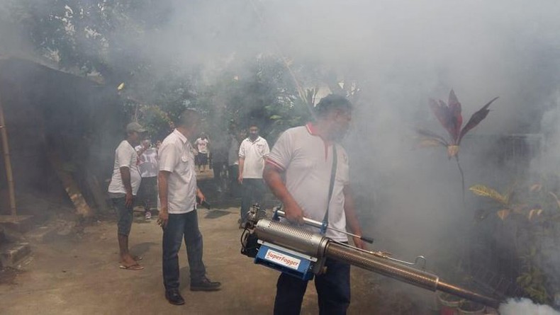 Cegah Penyebaran DBD, DPW Perindo Sulut Fogging Desa Kalawat di Minut