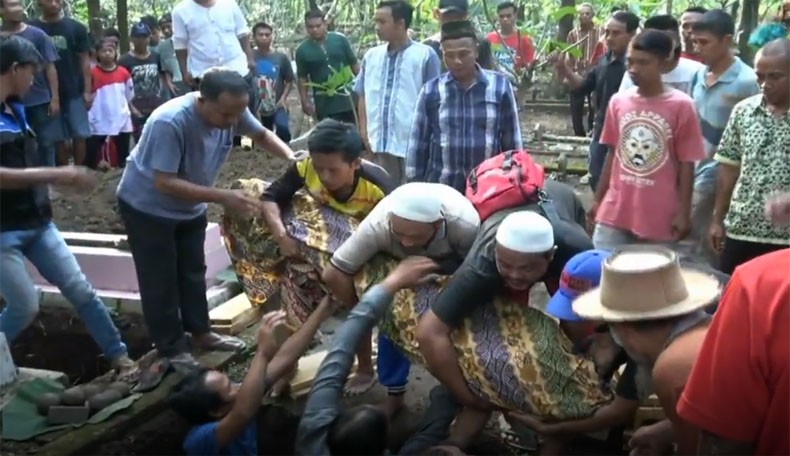title 5 Jenazah Korban Kecelakaan Maut di Tol Cipali Dimakamkan di Brebes 5 Jenazah Korban Kecelakaan Maut di Tol Cipali Dimakamkan di Brebes