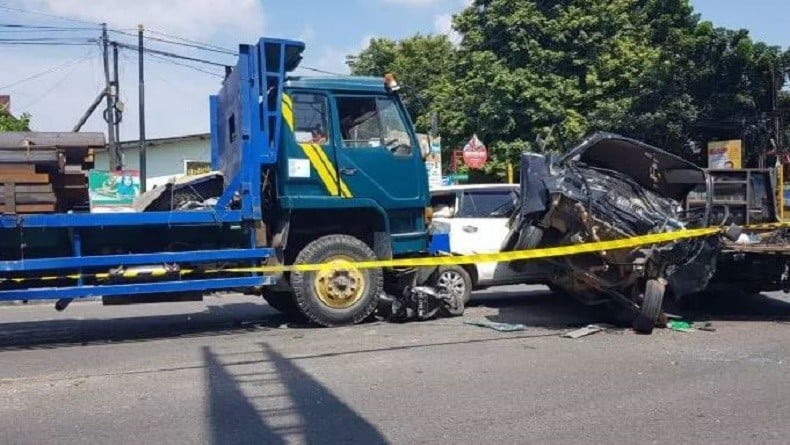 Rem Blong, Truk Kontainer di Bangka Tabrak 3 Mobil dan 1 Motor