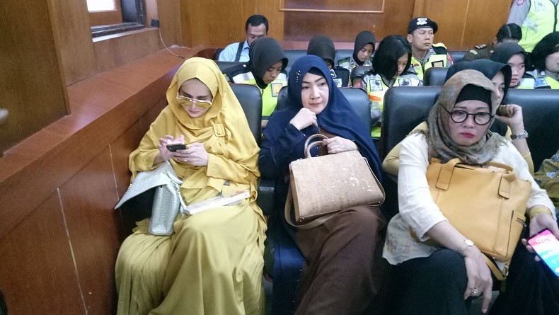 Datangi Sidang Ahmad Dhani, Mulan Jameela Lebih Sering Main Ponsel