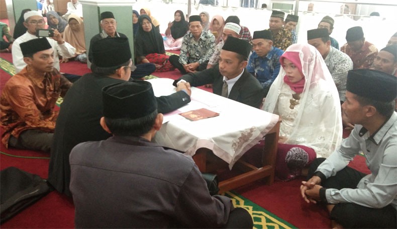 Berlinang Air Mata, Tersangka Pencurian Kayu Menikah di Polres Batang