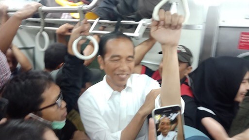 Ke Istana Bogor, Jokowi Naik KRL Berdesakan dengan Penumpang Kereta - Bagian 2