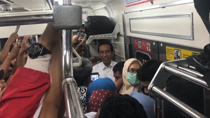 Ke Istana Bogor, Jokowi Naik KRL Berdesakan dengan Penumpang Kereta - Bagian 3