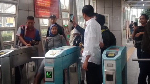 Ke Istana Bogor, Jokowi Naik KRL Berdesakan dengan Penumpang Kereta - Bagian 5