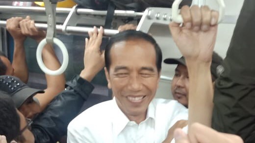 Ke Istana Bogor, Jokowi Naik KRL Berdesakan dengan Penumpang Kereta - Bagian 4