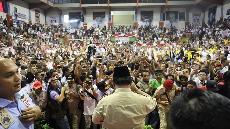 title Meski Diguyur Hujan, Ribuan Rakyat Subang Antusias Sambut Prabowo Meski Diguyur Hujan, Ribuan Rakyat Subang Antusias Sambut Prabowo