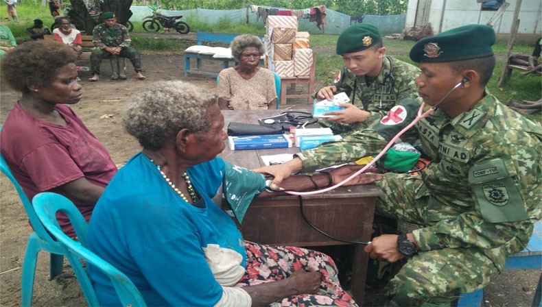 Terabas Hutan, Yonif 755/Kostrad Sambangi Kampung Terpencil di Papua