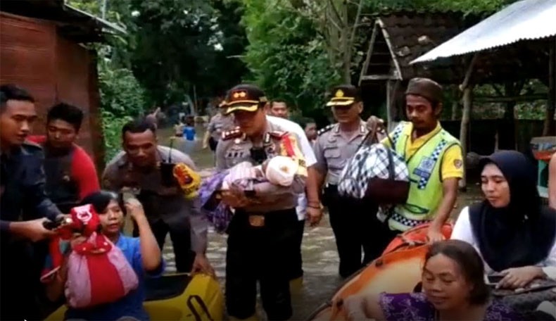 13 Desa di Bojonegoro Dilanda Banjir, Balita dan Orang Tua Dievakuasi