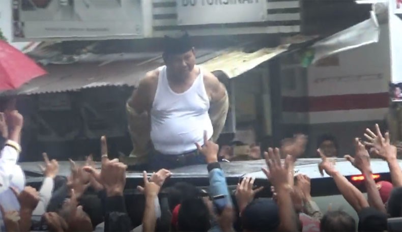 title Video Detik-Detik Prabowo Lempar Baju ke Pendukungnya di Subang Video Detik-Detik Prabowo Lempar Baju ke Pendukungnya di Subang