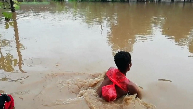 Warga Terjebak Banjir  di Madiun, Makanan Dikirim dengan Cara Berenang